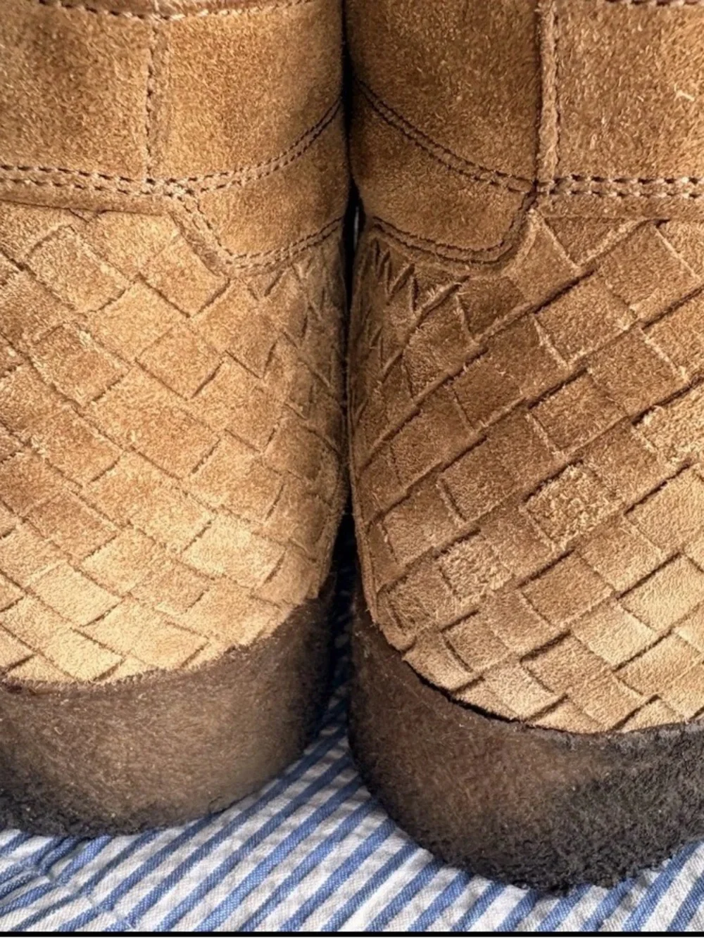 Bottega Veneta Men's Suede Chukka Boots in Camel Brown